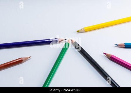 Ein Satz Farbstifte auf weißem Hintergrund Stockfoto