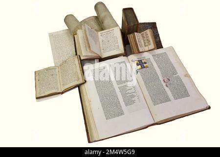 LEMBERG, UKRAINE - 2. April 2020: Stillleben mit alten Büchern. Stockfoto