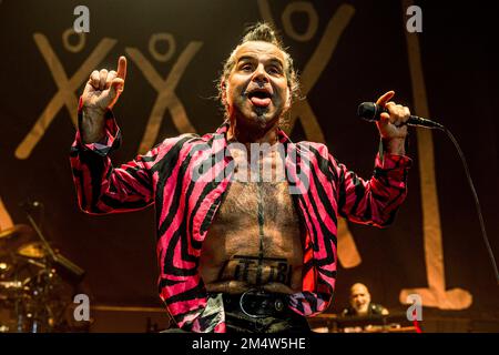 Mailand, Italien. 22. Dezember 2022. Piero Pelù von der italienischen Rockband Litfiba tritt live auf dem Mediolanum Forum in Mailand auf: SOPA Images Limited/Alamy Live News Stockfoto