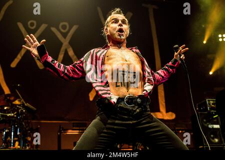 Mailand, Italien. 22. Dezember 2022. Piero Pelù von der italienischen Rockband Litfiba tritt live auf dem Mediolanum Forum in Mailand auf: SOPA Images Limited/Alamy Live News Stockfoto