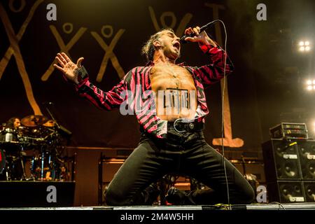 Mailand, Italien. 22. Dezember 2022. Piero Pelù von der italienischen Rockband Litfiba tritt live auf dem Mediolanum Forum in Mailand auf: SOPA Images Limited/Alamy Live News Stockfoto