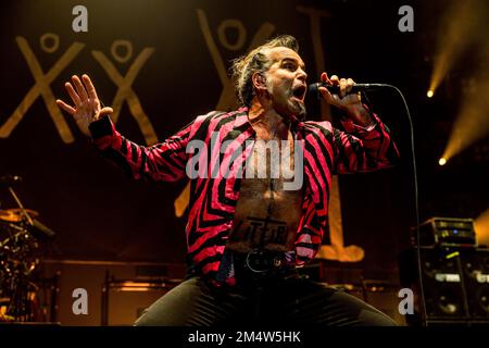 Mailand, Italien. 22. Dezember 2022. Piero Pelù von der italienischen Rockband Litfiba tritt live auf dem Mediolanum Forum in Mailand auf: SOPA Images Limited/Alamy Live News Stockfoto