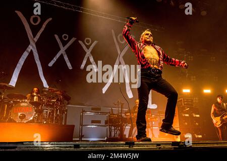 Mailand, Italien. 22. Dezember 2022. Piero Pelù von der italienischen Rockband Litfiba tritt live auf dem Mediolanum Forum in Mailand auf: SOPA Images Limited/Alamy Live News Stockfoto