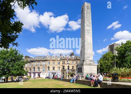 Harrogate North Yorkshire Cenotaph und Cambridge Crescent Shops Harrogate Stadtzentrum Harrogate Yorkshire England GB Europa Stockfoto