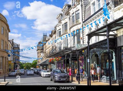 Harrogate North Yorkshire Harrogate Geschäfte auf der James Street Einkaufsstraße im Stadtzentrum von Harrogate Harrogate Yorkshire England GB Europa Stockfoto