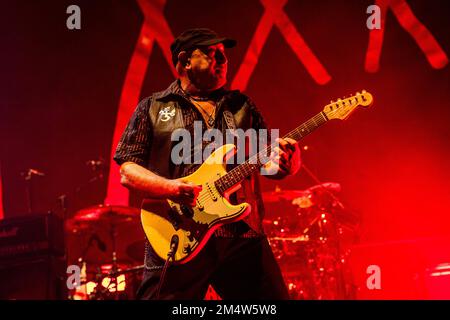 Mailand, Italien. 22. Dezember 2022. Ghigo Renzulli von der italienischen Rockband Litfiba tritt live auf dem Mediolanum Forum in Mailand auf (Foto: Mairo Cinquetti/SOPA Images/Sipa USA). Kredit: SIPA USA/Alamy Live News Stockfoto