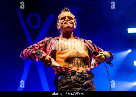 Mailand, Italien. 22. Dezember 2022. Piero Pelù von der italienischen Rockband Litfiba tritt live auf dem Mediolanum Forum in Mailand auf (Foto: Mairo Cinquetti/SOPA Images/Sipa USA) Kredit: SIPA USA/Alamy Live News Stockfoto