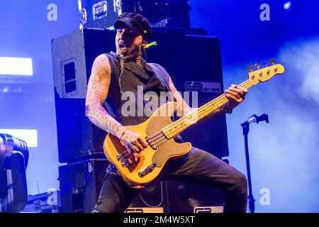 Mailand, Italien. 22. Dezember 2022. Dado Neri von der italienischen Rockband Litfiba tritt live auf dem Mediolanum Forum in Mailand auf (Foto: Mairo Cinquetti/SOPA Images/Sipa USA) Kredit: SIPA USA/Alamy Live News Stockfoto