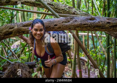 Porträt einer jungen Weißen auf einer Wandertour in einem Wald auf O'ahu Island, Hawaii Stockfoto