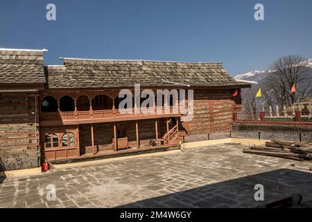 Bhimakali Tempel Innenhof, Bhimakali Tempel, Sarahan, Kinnaur Tor, Sirmaur Viertel, Himachal Pradesh, Indien Stockfoto