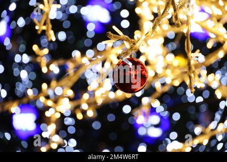 Festliche Lichter im Hintergrund des Weihnachtsbaums. Neujahrsdekoration auf der Winterstraße Stockfoto