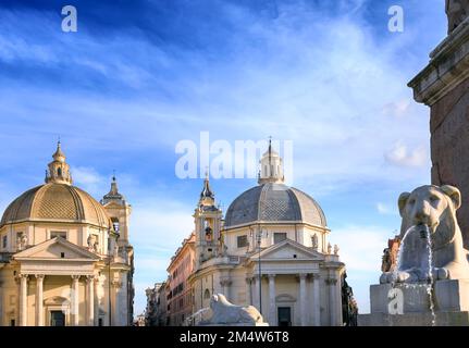 Blick auf die Piazza del Popolo (Volksplatz) in Rom, Italien: Kirchen Santa Maria in Montesanto und Santa Maria dei Miracoli. Stockfoto