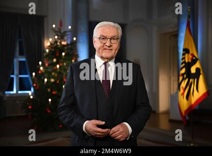 Berlin, Deutschland. 22. Dezember 2022. Der deutsche Präsident Frank-Walter Steinmeier nimmt seine 2022. Weihnachtsrede im Schloss Bellevue auf. Kredit: Tobias Schwarz/AFP Pool/dpa/Alamy Live News Stockfoto