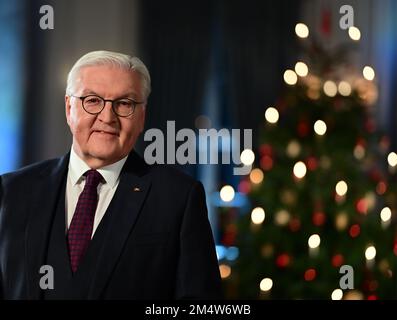 Berlin, Deutschland. 22. Dezember 2022. Der deutsche Präsident Frank-Walter Steinmeier nimmt seine 2022. Weihnachtsrede im Schloss Bellevue auf. Kredit: Tobias Schwarz/AFP Pool/dpa/Alamy Live News Stockfoto