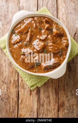 Der klassische belgische Rindfleischeintopf Carbonnade a la Flamande ist bekannt für seine süßsaure Kombination aus karamellisierten Zwiebeln und Bier im Topf des AA Stockfoto