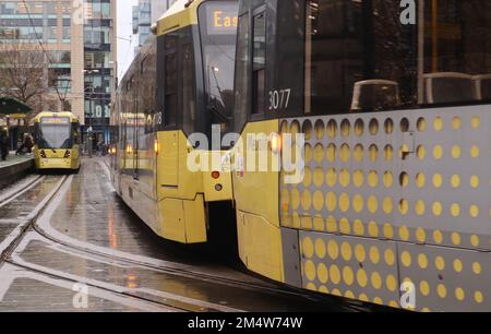 Manchester, England, 15. Dezember 2022. Straßenbahnen (Metrolink) fahren im Stadtzentrum von Manchester ©GED Noonan/Alamy Stockfoto