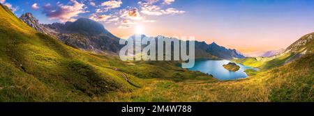 Schrecksee in hohen Alpenbergen bei Sonnenuntergang Stockfoto