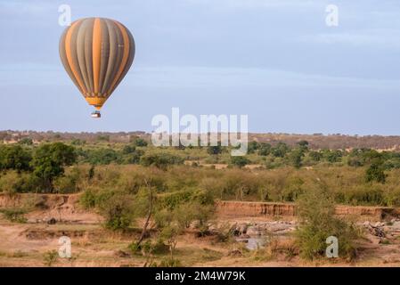 Heißluftballon über dem Serengeti-Nationalpark in Tansania Stockfoto