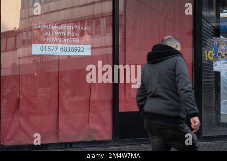 Essen Sie, Deutschland. 22. Dezember 2022. Ein leerer Laden ist zu vermieten, frei, Fußgängerzone Essen, 22. Dezember 2022, Kredit: dpa/Alamy Live News Stockfoto