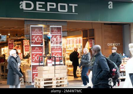 Essen Sie, Deutschland. 22. Dezember 2022. Ausverkauf einer Boutique in Essen, Kleidung, Rabatt, Verkauf, Fußgängerzone Essen, 22. Dezember 2022, Guthaben: dpa/Alamy Live News Stockfoto