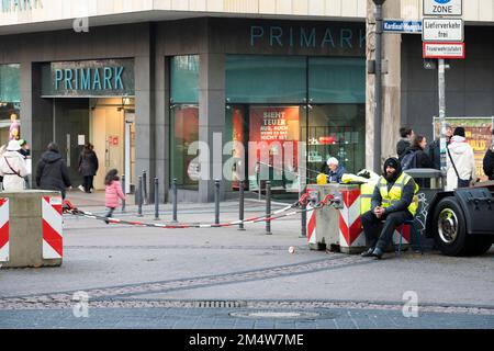 Essen Sie, Deutschland. 22. Dezember 2022. Weihaftermarkt am Kennedyplatz, Barriere mit Stahlseil gegen Angriffe, Sicherheit, Fußgängerzone Essen, 22. Dezember 2022, Kredit: dpa/Alamy Live News Stockfoto