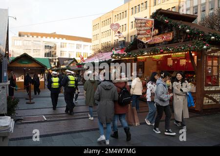 Essen Sie, Deutschland. 22. Dezember 2022. Weihnachtsmarkt am Kennedyplatz, Polizeibeamte patrouillieren, Sicherheit, Fußgängerzone Essen, Dezember 22., 2022 Kredit: dpa/Alamy Live News Stockfoto