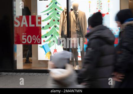 Essen Sie, Deutschland. 22. Dezember 2022. Discount-Verkauf einer Boutique in Essen, Kleidung, Discount, Sale, Fußgängerzone Essen, 22. Dezember 2022, Guthaben: dpa/Alamy Live News Stockfoto