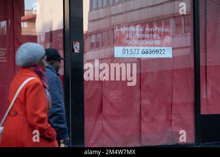 Essen Sie, Deutschland. 22. Dezember 2022. Ein leerer Laden ist zu vermieten, frei, Fußgängerzone Essen, 22.12.2022, Kredit: dpa/Alamy Live News Stockfoto