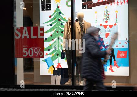 Essen Sie, Deutschland. 22. Dezember 2022. Discount-Verkauf einer Boutique in Essen, Kleidung, Discount, Sale, Fußgängerzone Essen, 22. Dezember 2022, Guthaben: dpa/Alamy Live News Stockfoto