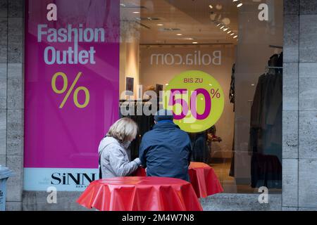 Essen Sie, Deutschland. 22. Dezember 2022. Discount-Verkauf einer Boutique in Essen, Kleidung, Discount, Sale, Fußgängerzone Essen, 22. Dezember 2022, Guthaben: dpa/Alamy Live News Stockfoto