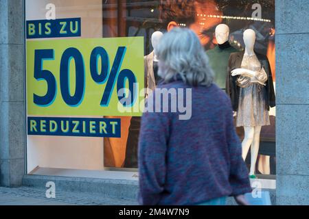 Essen Sie, Deutschland. 22. Dezember 2022. Discount-Verkauf einer Boutique in Essen, Kleidung, Discount, Sale, Fußgängerzone Essen, 22.12.2022, Kredit: dpa/Alamy Live News Stockfoto