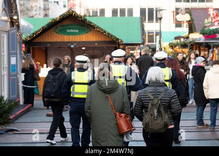 Essen Sie, Deutschland. 22. Dezember 2022. Weihnachtsmarkt am Kennedyplatz, Polizeibeamte patrouillieren, Sicherheit, Fußgängerzone Essen, Dezember 22., 2022 Kredit: dpa/Alamy Live News Stockfoto