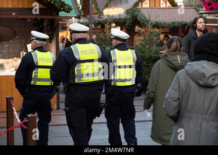 Essen Sie, Deutschland. 22. Dezember 2022. Weihnachtsmarkt am Kennedyplatz, Polizeibeamte patrouillieren, Sicherheit, Fußgängerzone Essen, Dezember 22., 2022 Kredit: dpa/Alamy Live News Stockfoto