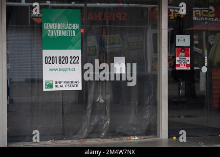 Essen Sie, Deutschland. 22. Dezember 2022. Ein leerer Laden ist zu vermieten, frei, Fußgängerzone Essen, 22.12.2022, Kredit: dpa/Alamy Live News Stockfoto