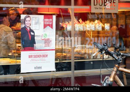 Essen Sie, Deutschland. 22. Dezember 2022. Stellenangebot einer Bäckerei in Essen, Mangel an Fachkräften, Fußgängerzone Essen, 22.12.2022, Kredit: dpa/Alamy Live News Stockfoto