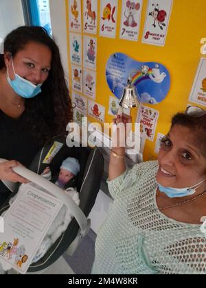 Unbezahltes Handout-Foto von Jasmyn Lamba mit neugeborenem Sohn Raman Lamba, der mit schwerem Mikrozephalie geboren wurde, und ihrer Tante Rajni Sharma. Foto: Freitag, 23. Dezember 2022. Stockfoto