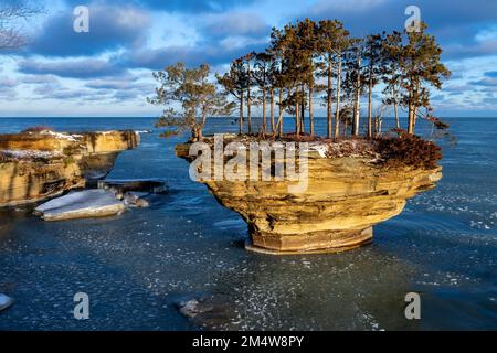 Der Rüben Rock an der Spitze von Michigans Daumen in der Nähe von Port Austin wird im frühen Winter gezeigt. Pfannkucheneis schwimmt auf der Oberfläche des Lake Huron, wenn der Winter kommt Stockfoto