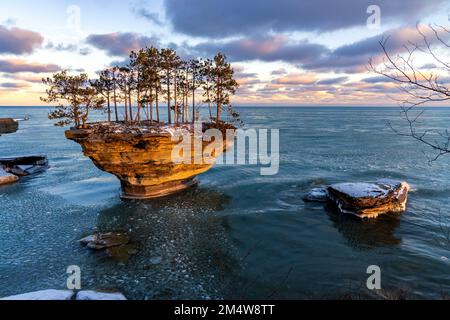 Der Rüben Rock an der Spitze von Michigans Daumen in der Nähe von Port Austin wird im frühen Winter gezeigt. Pfannkucheneis schwimmt auf der Oberfläche des Lake Huron, wenn der Winter kommt Stockfoto