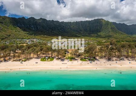 Erhöhte Aussicht (Drohnenfotografie) auf die Pazifikküste auf O'ahu Island Hawaii Stockfoto