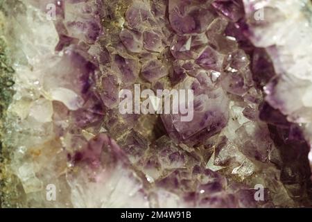 Stalagmiten sind Speleothem, die durch tropfendes oder strömendes Wasser aus Brüchen an der Decke einer Höhle entstehen. Stockfoto