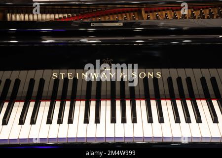 Tastatur eines glänzenden schwarzen Pianos mit sichtbarem Markennamen: Steinway & Sons Stockfoto