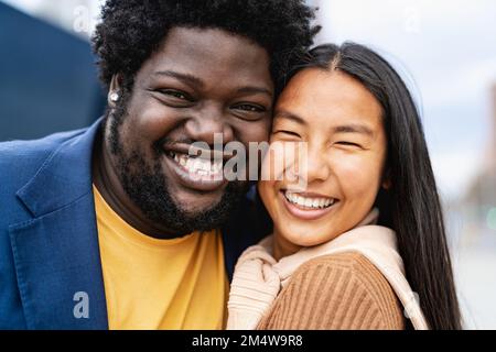 Fröhliche, junge Multirassenfreunde, die Spaß haben, in die Kamera zu schauen Stockfoto