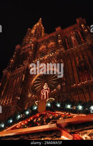 STRASSBURG, FRANKREICH - 2019. Dezember - Weihnachtsdekoration mit Kerzen vor dem straßburger Dom Stockfoto
