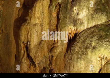 Stalagmiten sind Speleothem, die durch tropfendes oder strömendes Wasser aus Brüchen an der Decke einer Höhle entstehen. Stockfoto