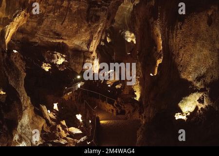 Stalagmiten sind Speleothem, die durch tropfendes oder strömendes Wasser aus Brüchen an der Decke einer Höhle entstehen. Stockfoto