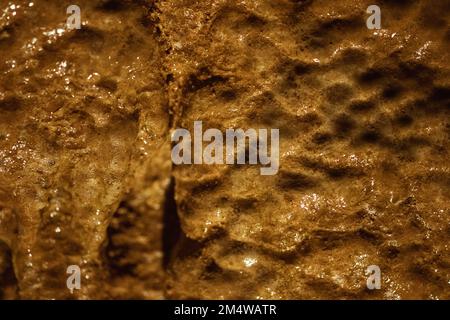 Stalagmiten sind Speleothem, die durch tropfendes oder strömendes Wasser aus Brüchen an der Decke einer Höhle entstehen. Stockfoto