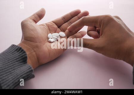 Pov-Aufnahme von Männern, nehmen Sie Medizin-Pillen von Hand Stockfoto