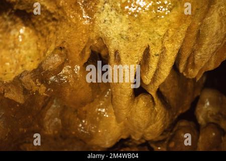 Stalagmiten sind Speleothem, die durch tropfendes oder strömendes Wasser aus Brüchen an der Decke einer Höhle entstehen. Stockfoto