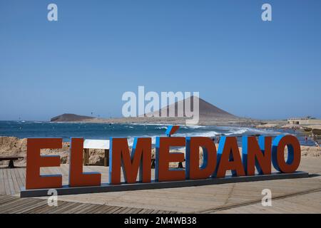 Rote und blaue Riesenbuchstaben beschreiben den Namen der Küstenstadt El Medano, ein Mekka für Windsurfer, Kitesurfer und Urlauber, die gerne Wasser trinken Stockfoto