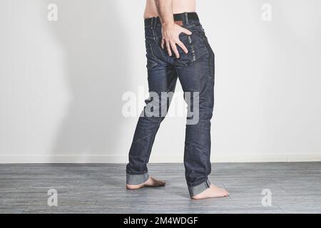 Männlicher Körper mit Rückenschmerzen Stockfoto